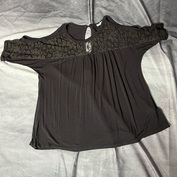 Maurices Gray Lace Accent Cold Shoulder 3/4 Sleeve Blouse - MED - Picture 6 of 9